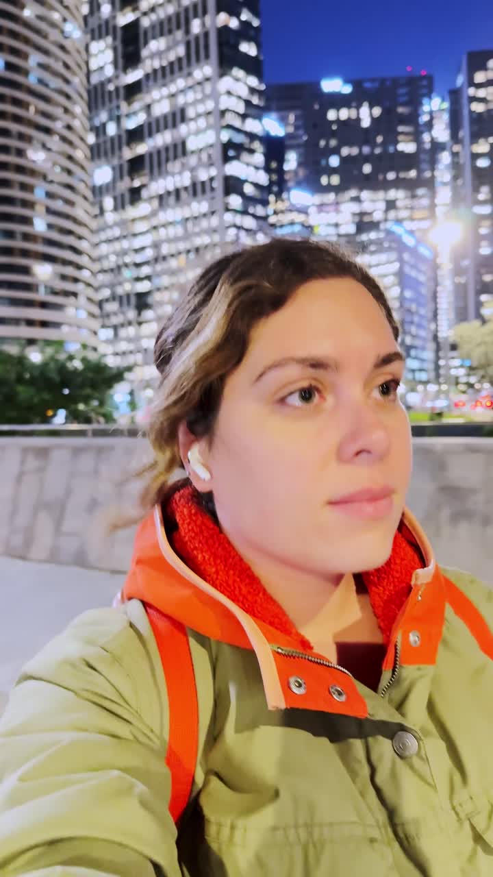 Donna che esplora la città di Tel Aviv di notte, guardando avanti.