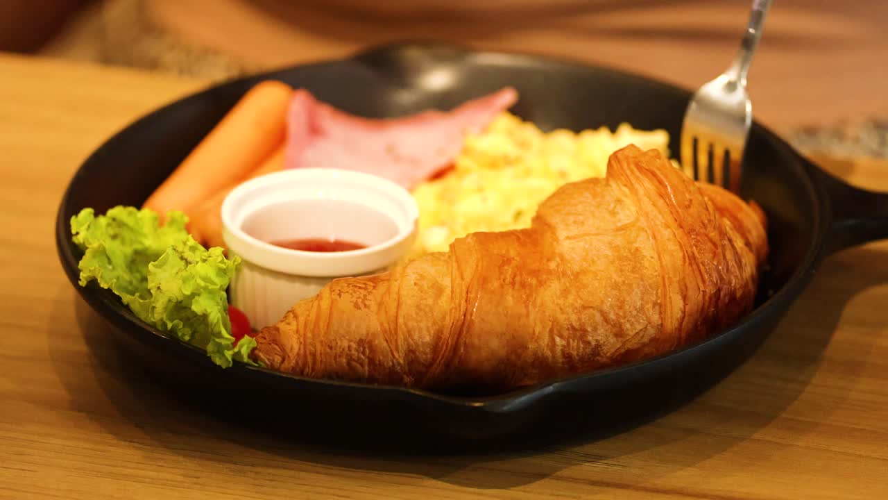 햄과 달이 있는 아침 식사 크로아산