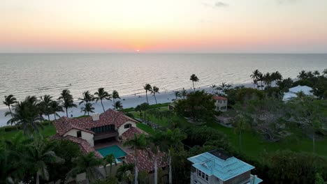 Luftaufnahme-Des-Strandes-Von-Naples,-Florida-Bei-Sonnenuntergang