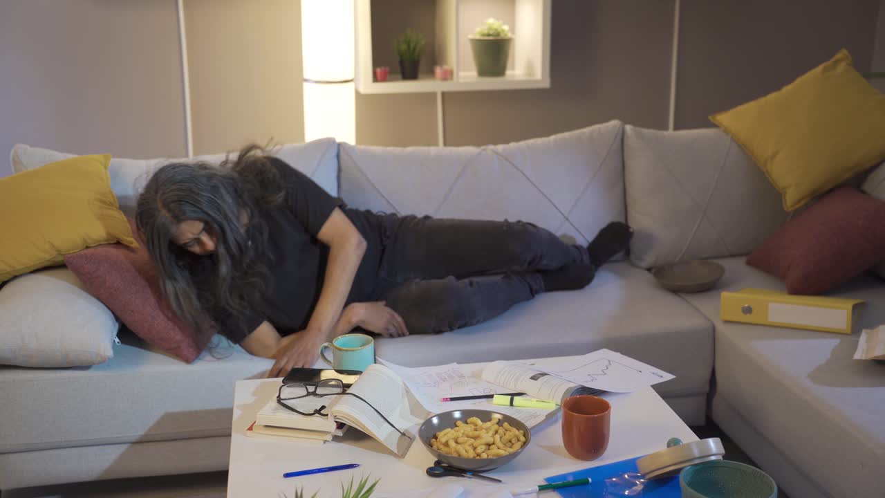 게으름.  ⁇ 망진창한 집에서 사는.