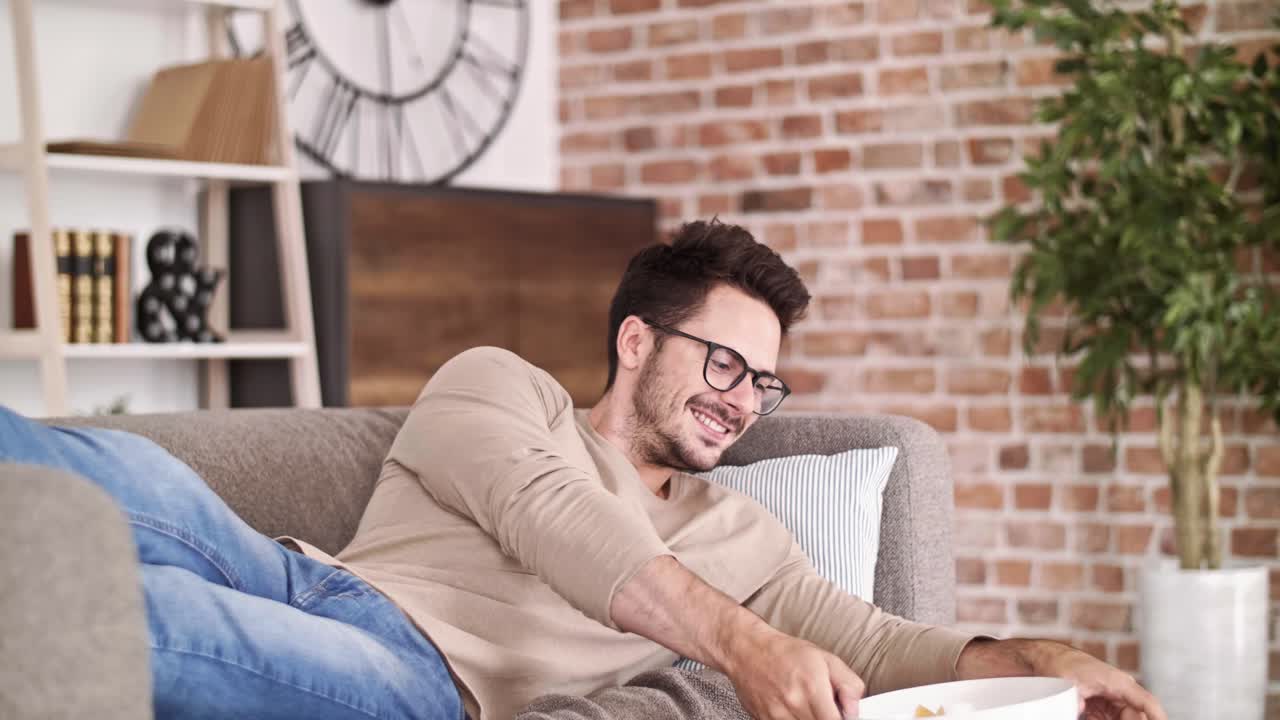 hombre viendo la televisión en casa