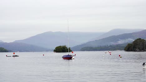 vista ampliada del lago windermere en el distrito de los lagos con los páramos distantes envueltos en nubes bajas