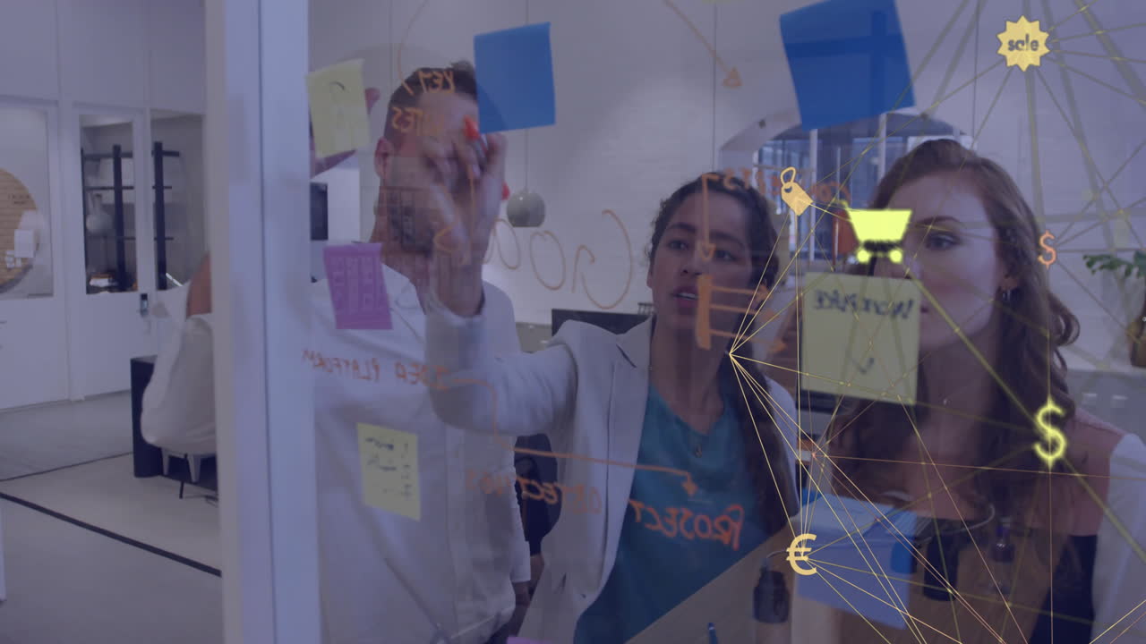 animación de iconos de los medios sobre diversos colegas discutiendo el trabajo en la oficina