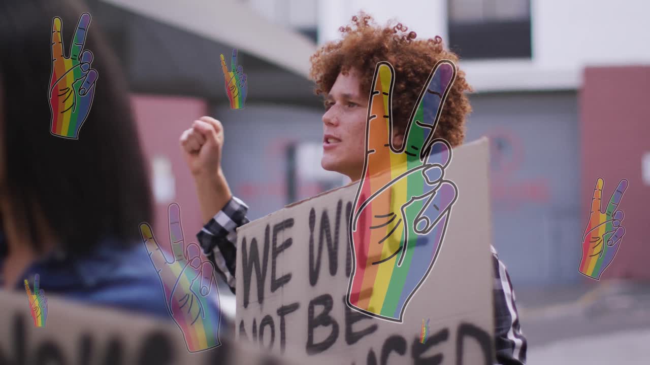 무지개  ⁇ 드 오버 혼합 인종 남성 시위대가 배너를 들고 있는 애니메이션