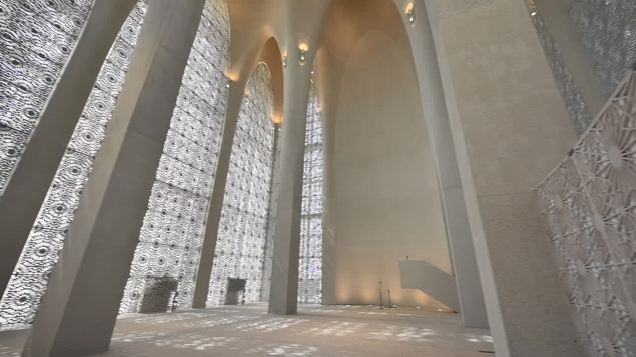 Vista interna della Moschea della Casa della Famiglia Abramitica ad Abu Dhabi.