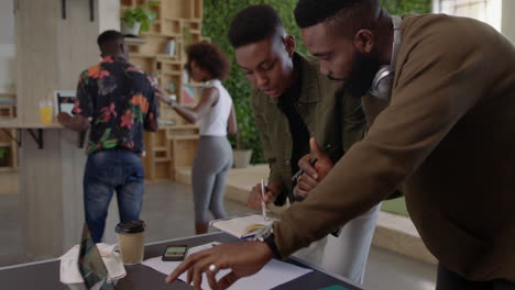hombres de negocios negros exitosos haciendo lluvia de ideas equipo creativo compartiendo ideas gerente de oficina mujer colaborando con colegas trabajando juntos en un lugar de trabajo de moda