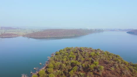 Luftdrohnenaufnahme-Des-Stausees-Am-Ramua-Staudamm-Mit-Kleinen-Hügeln-In-Gwalior,-Indien