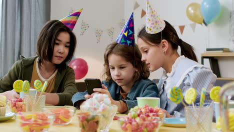 niños en una fiesta de cumpleaños