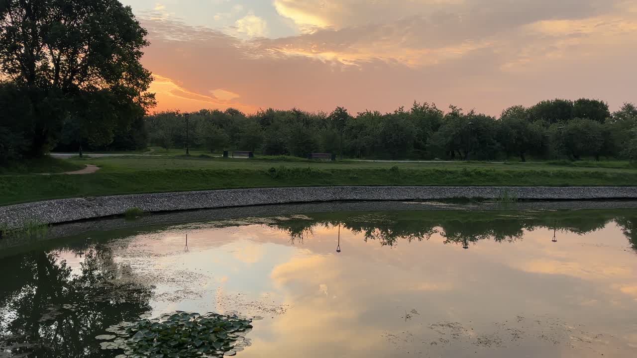 The morning red-blue sky is reflected in the water (4K60)