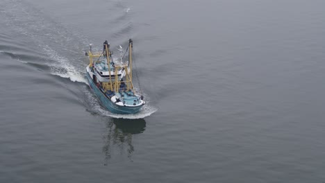 barco de pesca en aguas tranquilas