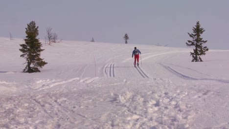 Cross-country-skiers-move-across-a-snowy-landscape-in-Norway-1