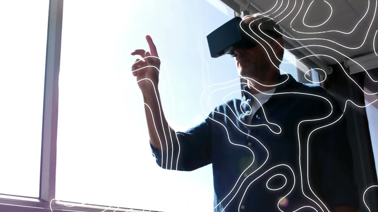 Animazione di una mappa topografica in movimento, su un uomo con visore VR che gesticola su un'interfaccia virtuale