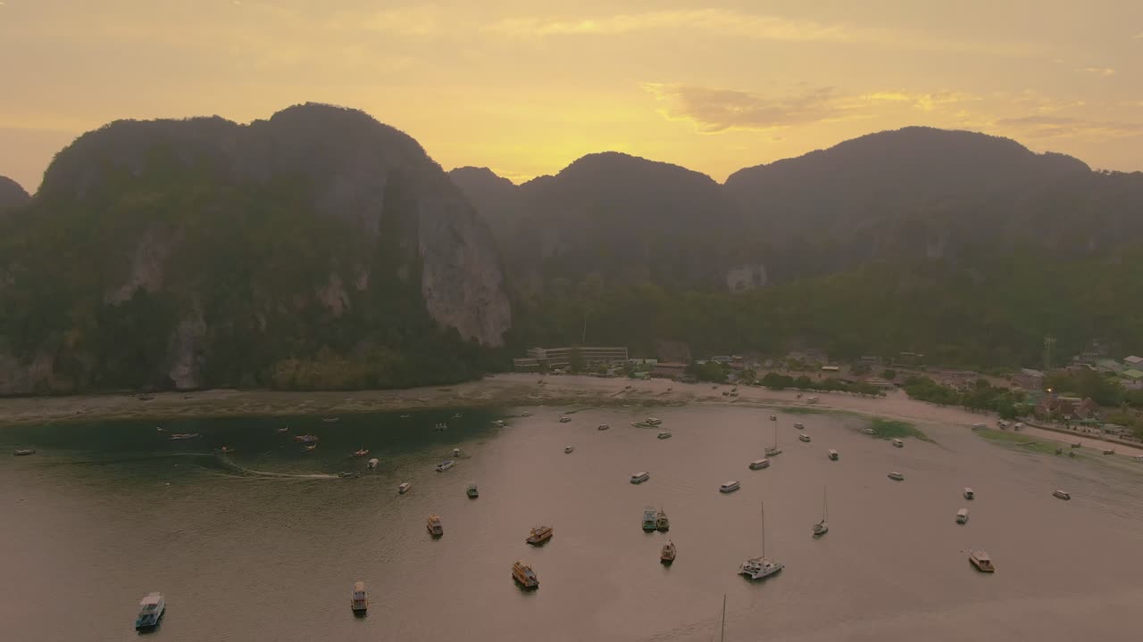 열대 섬의 낙원 위에 해가 지는 것