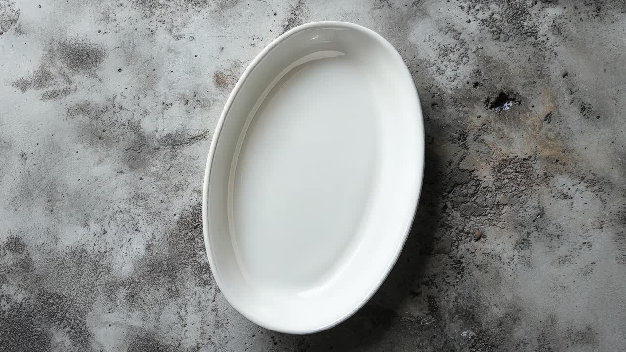 plato de cerámica ovalado blanco sobre un fondo gris