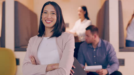 Una-Alegre-Joven-Empresaria-Cruzando-Los-Brazos