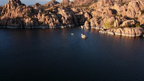 4k-Drone-Watson-Lago-Prescott-Arizona-Roca-Acantilado-Sobre-El-Agua