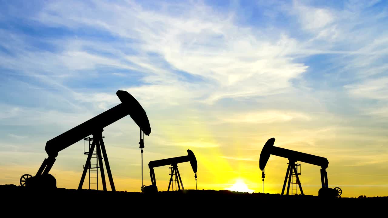 bombas de pistón de pozo de petróleo al atardecer, jack de bombeo - video de stock