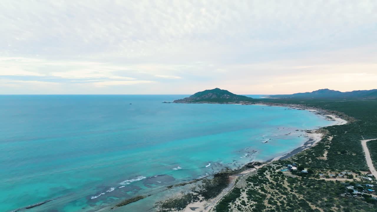 Drone che sorvola un'ampia costa sulla riva dell'oceano blu, Messico, Baja California
