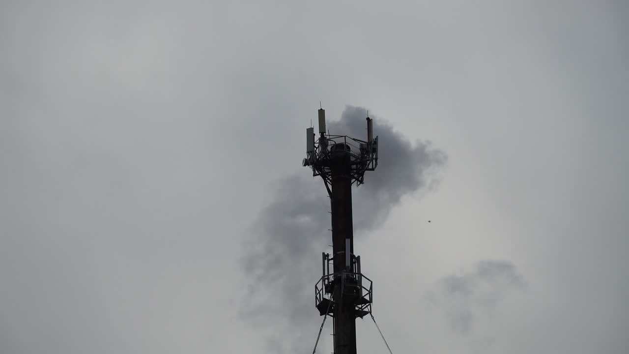 Fumo da una pipa. Fumo che si sprigiona. Fumo che si sprigiona.