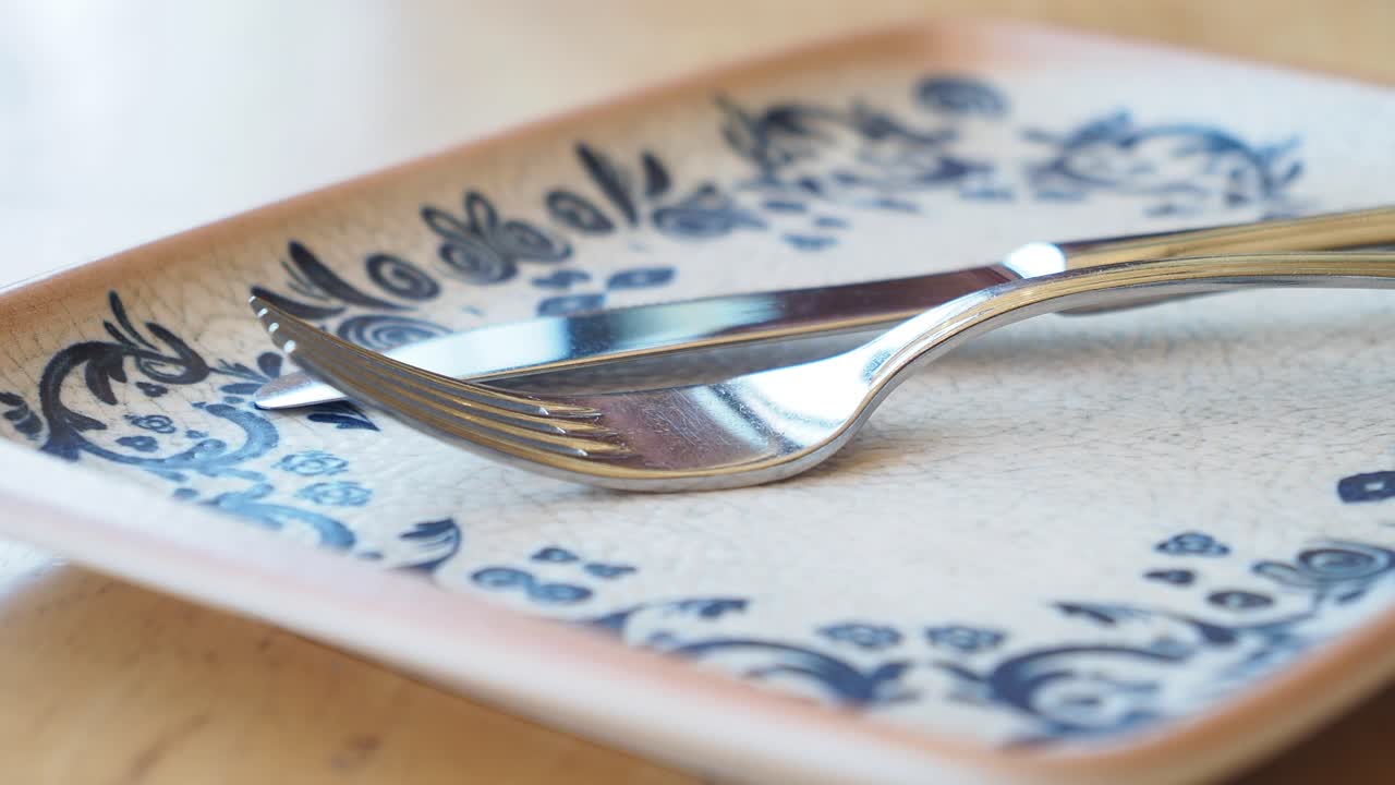 접시 에 있는 포크 와 칼 의 근접 사진