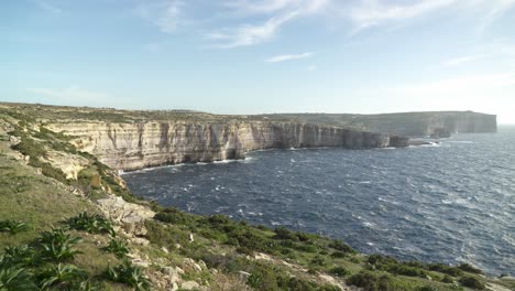 Mittelmeer,-Das-Am-Wintertag-In-Der-Bucht-In-Der-Nähe-Des-Azurblauen-Fensters-Auf-Der-Insel-Gozo-Tobt