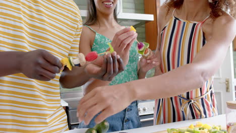 grupo diverso disfruta preparando comida juntos en casa