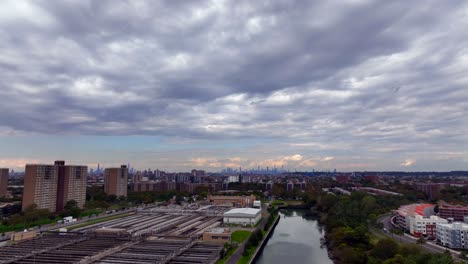 una vista aérea de alto ángulo del este de nueva york en brooklyn en un día nublado