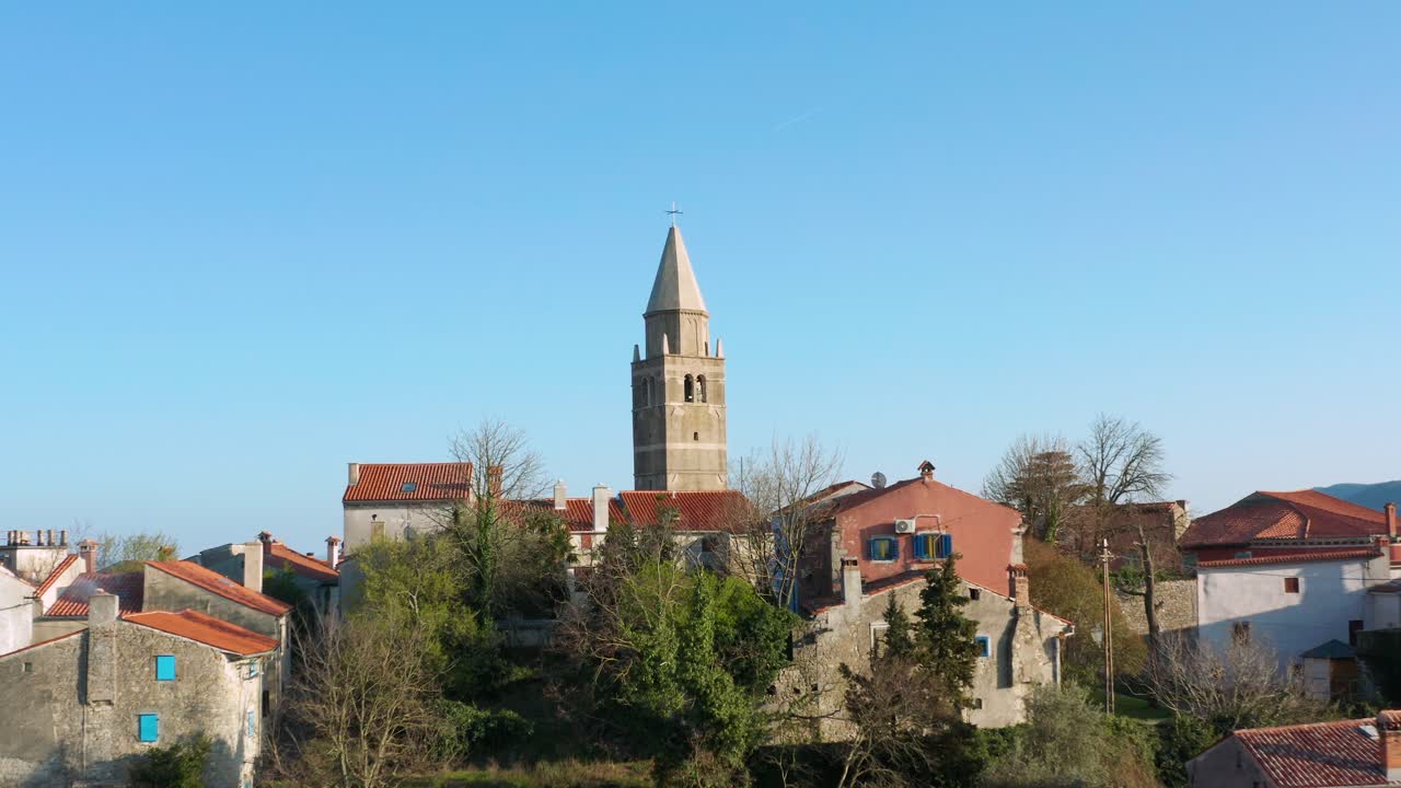 Klokketårnet i Sankt Francis kirken i middelalderbyen Labin, Istrien, Kroatien
