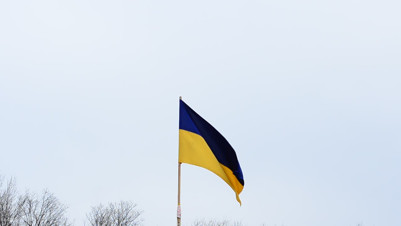 Bandiera ucraina e cielo. Ripresa di una bandiera
