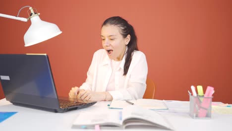 Frau-Schaut-Erstaunt-Auf-Den-Laptop.