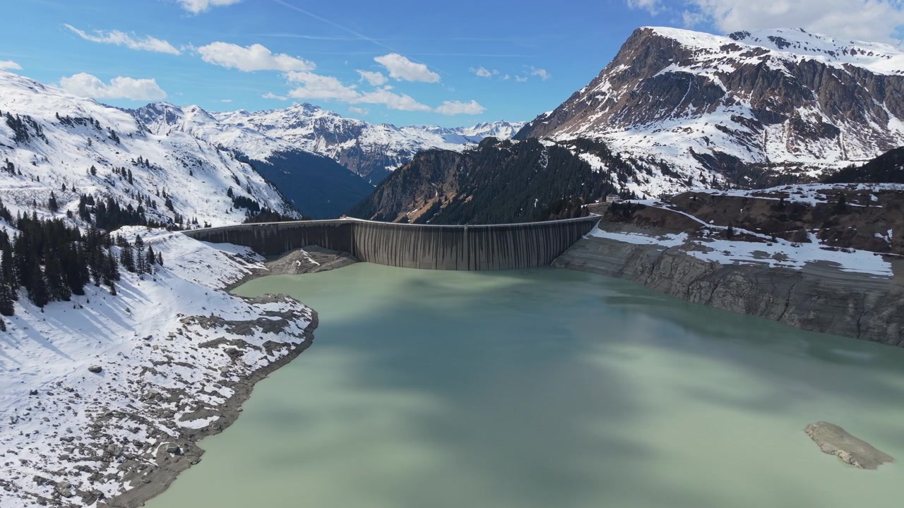 Přehradní nádrž vodní elektrárny Stausee Kops v Rakouských Alpách, LETECKY.