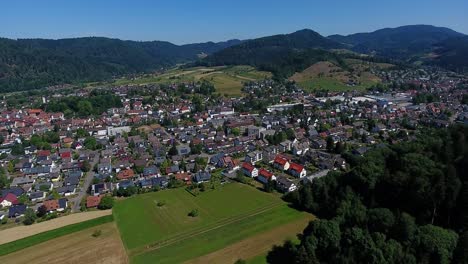 Vuelo-Sobre-Zell-Am-Harmersbach-En-La-Selva-Negra-En-Un-Cálido-Día-De-Verano