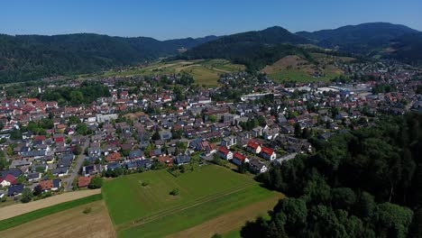 vuelo sobre zell am harmersbach en el bosque negro en un cálido día de verano