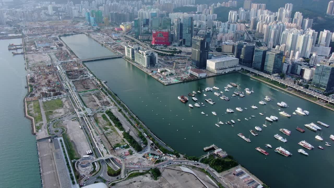 área de la bahía de hong kong kowloon con rascacielos de la ciudad y nuevo edificio del hospital infantil durante la construcción, vista aérea