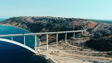 Imágenes-Aéreas-De-Un-Puente-En-La-Isla-Croata-Krk