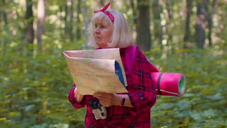 Mujer-Mayor,-Turista,-Abuela,-Perdida-Y-Mirando-Un-Mapa-Mientras-Camina-Por-El-Bosque-Al-Aire-Libre