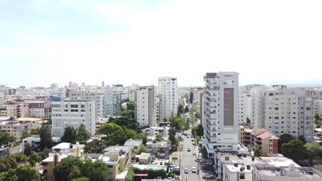 Drone-Volando-Con-Vista-Hacia-Edificios-Residenciales-De-Gran-Altura-En-El-Fondo