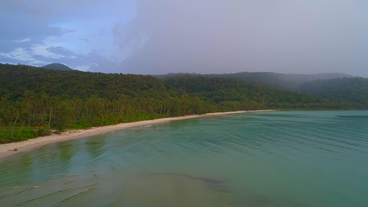 lluvia en la playa tropical