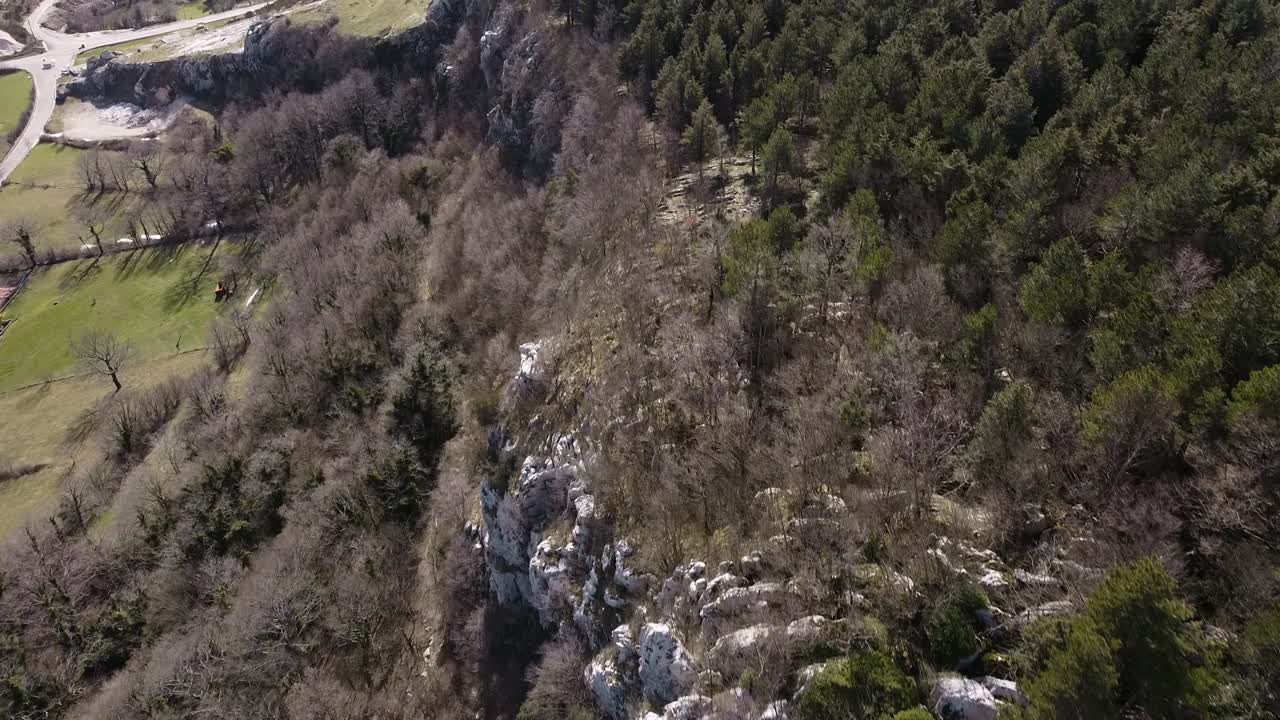 vista aérea sobre un bosque verde en las montañas rocosas de los apeninos, italia