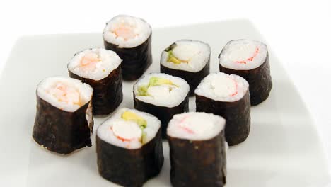 sushi servido en un plato