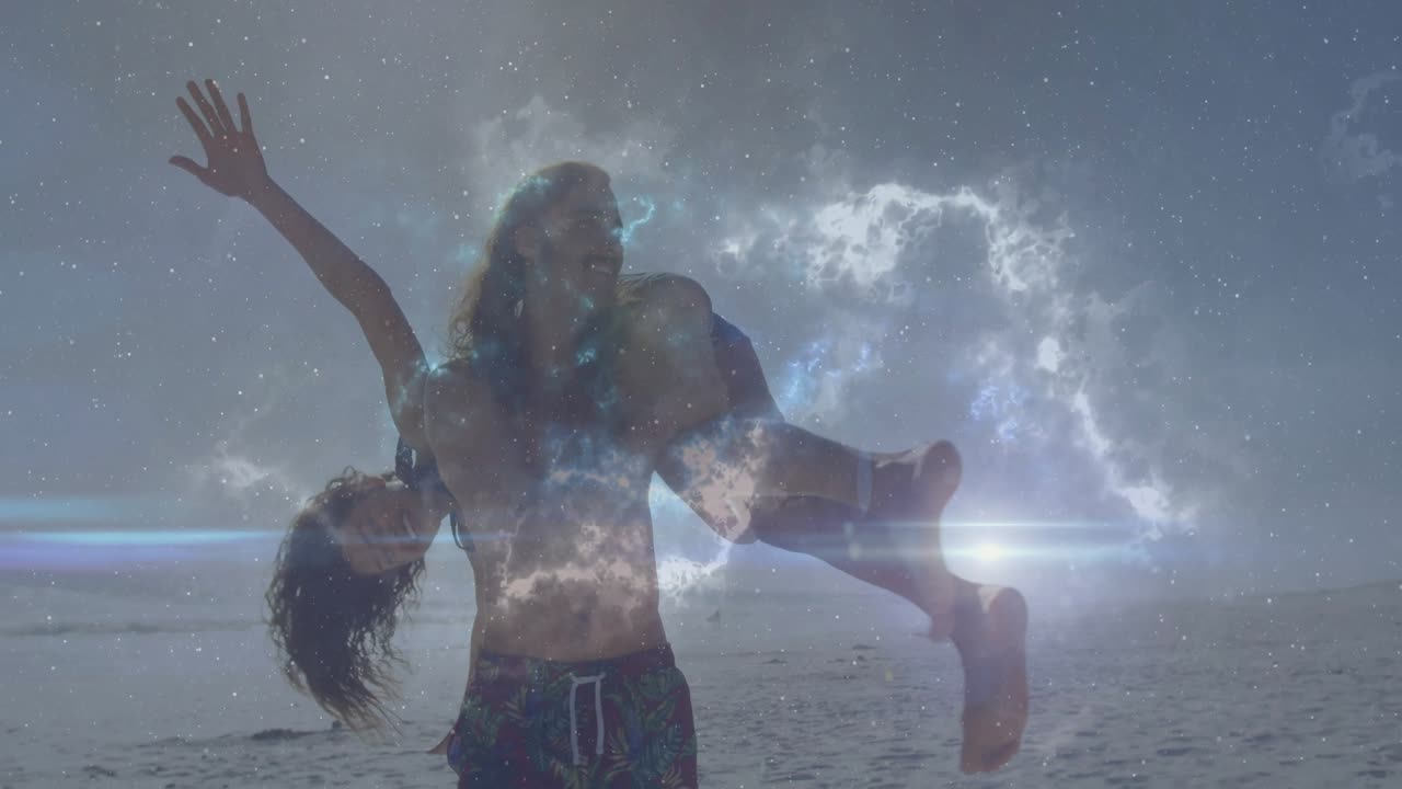 Coppia romantica che gioca nell'acqua della spiaggia sotto una sovrapposizione di nebulosa cosmica, ispirando grafiche di marketing.