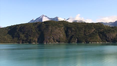 aguas turquesas de la entrada tarr de alaska, montañas nevadas en el fondo