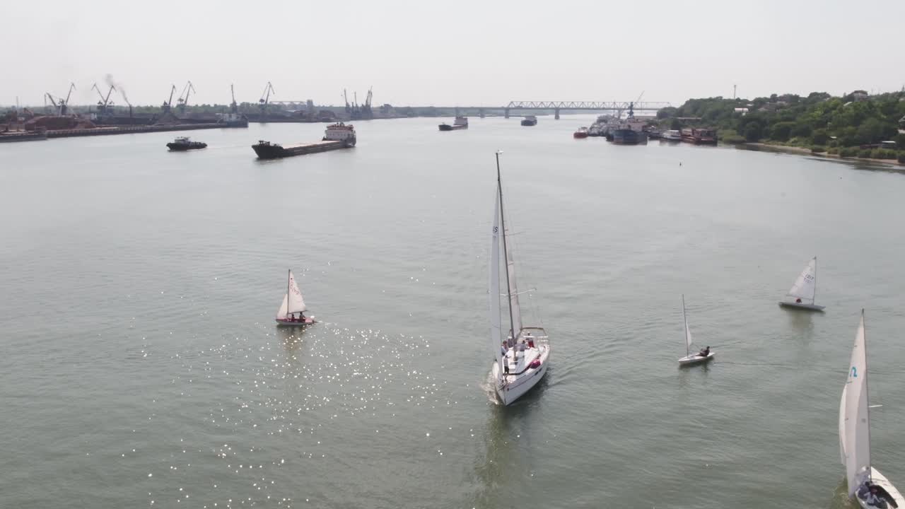 화물 선박과 함께 강에서 항해하는 배