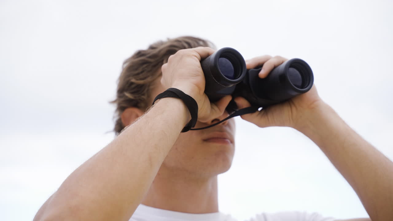 мужской спасатель на пляже