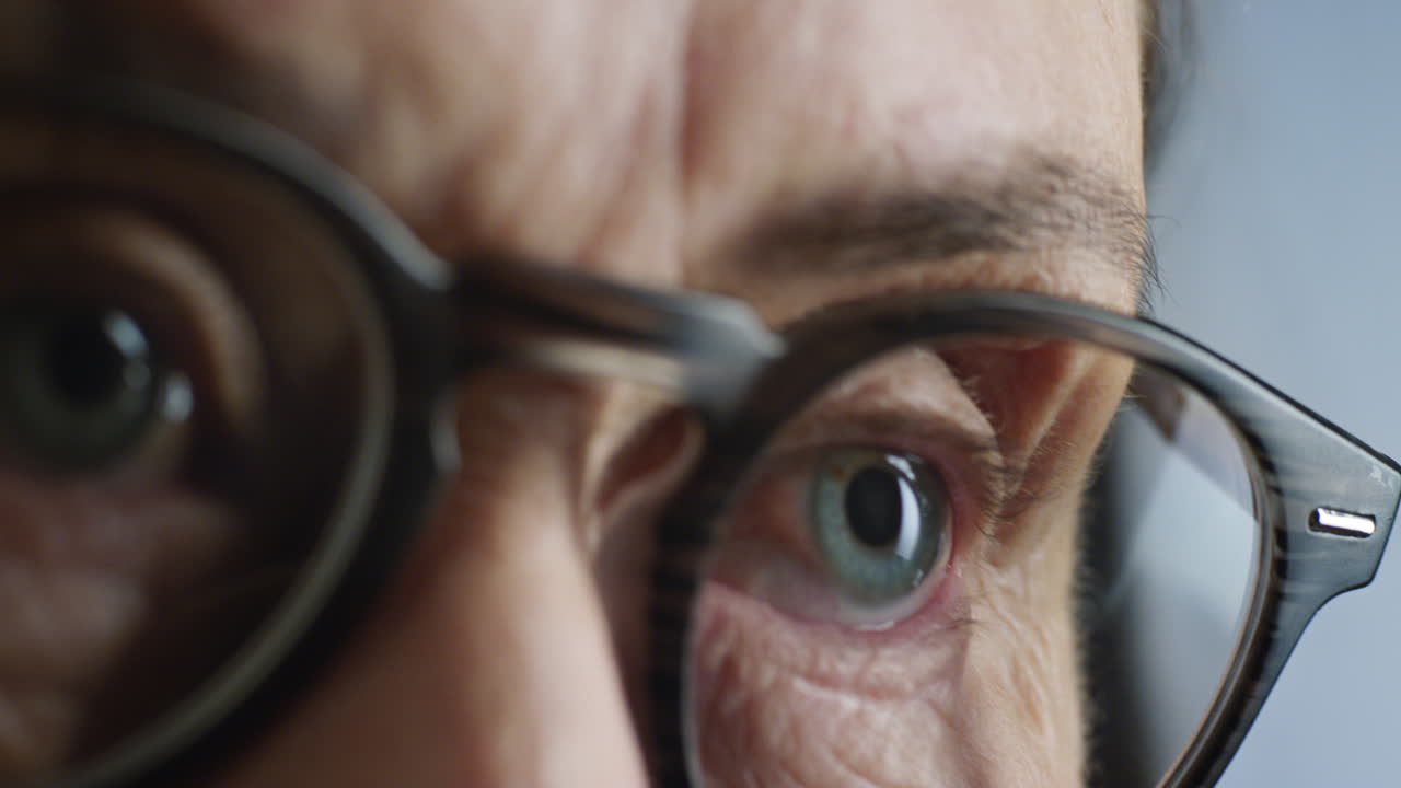 ojos macro de cerca anciana con gafas visión sana concepto de optometría
