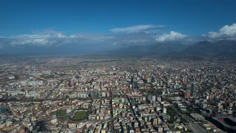 tapiz urbano: las calles y barrios de tirana se extienden a través de campos y laderas