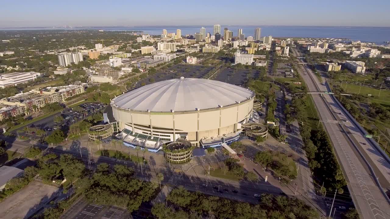 시내 중심가에 있는 탬파베이 광선의 돔형 메이저 리그 야구 경기장의 4k 공중 드론 비디오