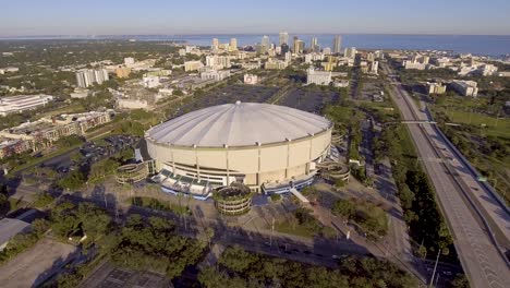 4K-Luftdrohnenvideo-Des-Gewölbten-Major-League-Baseballstadions-Von-Tampa-Bay-Rays-In-Der-Innenstadt-Von-St