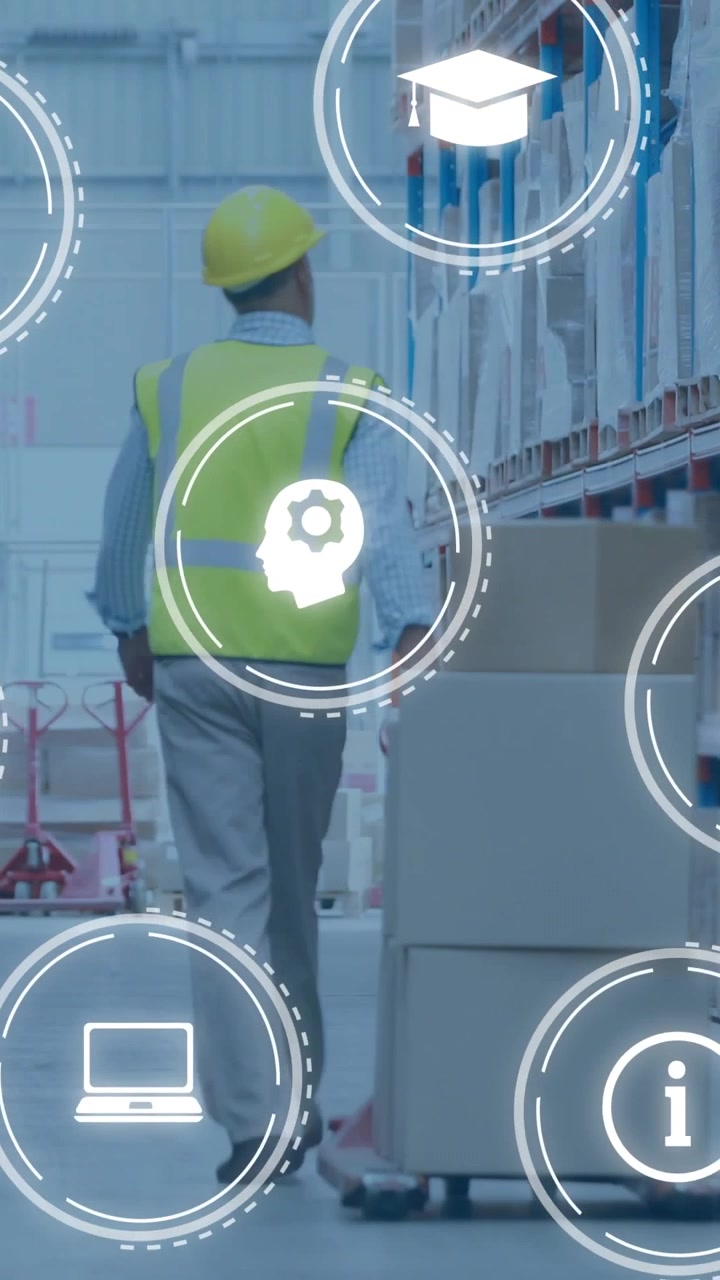 Video verticale: Operaio che cammina nel corridoio di un magazzino guidando un pallet mentre icone contrassegnano l'inventario
