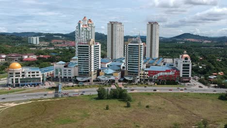 1borneo hypermall kota kinabalu sabah malasia. imágenes de drones